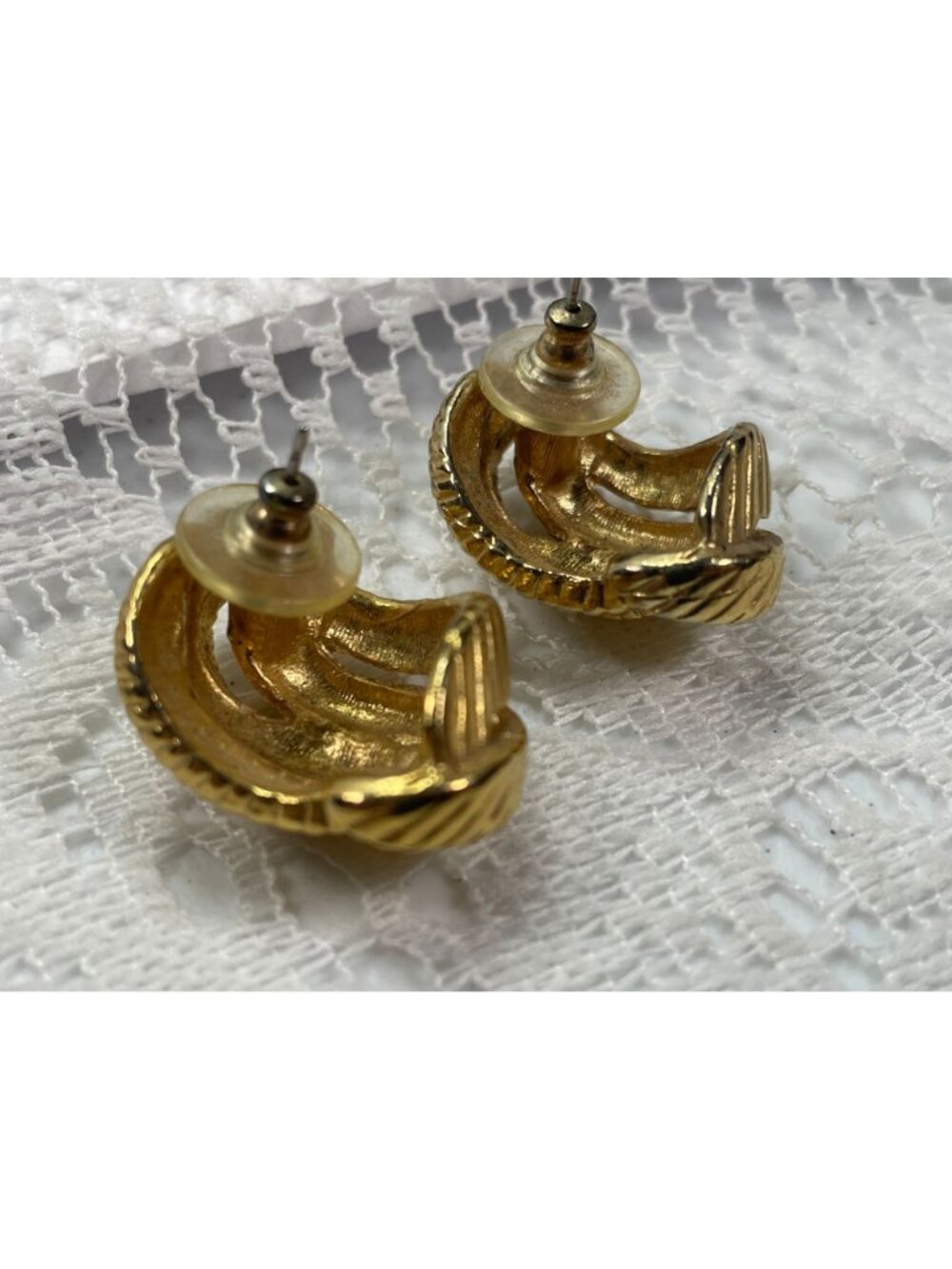 Vintage Gold Tone Ribbed Clip On Earrings Chunky Half Hoop Shrimp Textured 80s - Picture 7 of 10